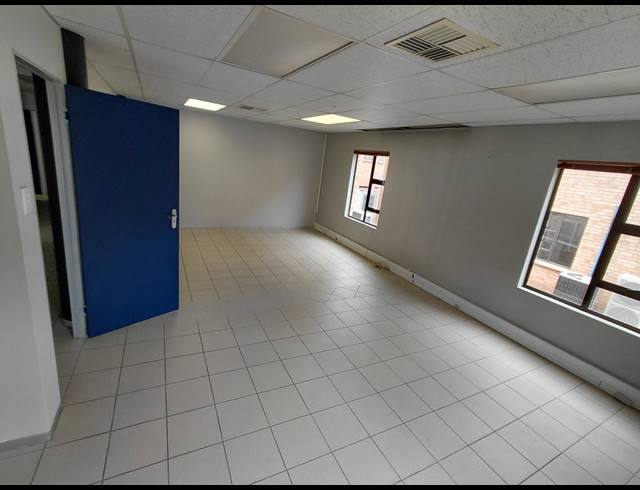 151M² OFFICE TO LET IN FOURWAYS